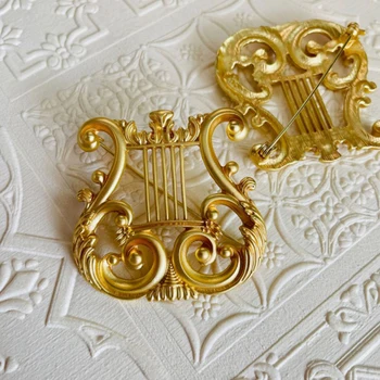 Брошка от матова сплав 1бр, мъжки и дамски брошка-арфа в дворцов стил, класическа елегантност, Златна арт-корсаж