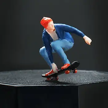 1/64 Миниатюрна фигурка на момче на скейтборд, декориран куклена къща декор за колекции, занаяти, железопътен, градина, микроландшафт